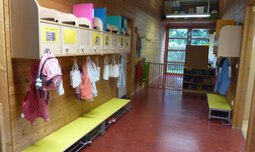 Garderobe im Flur der Kinderkrippe | © Kinderhaus Sternenhimmel