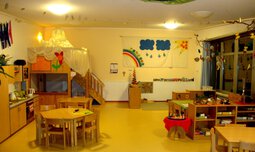 Kindergarten Gruppenraum mit mehreren Sitzgelegenheiten | © Kinderhaus Sternenhimmel